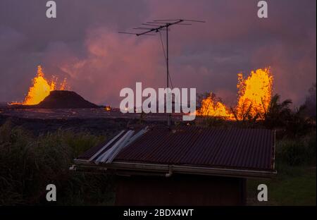 Lava bricht aus zwei Spalten im Stadtteil Leilani Estates aus, 23. Mai 2018. Stockfoto