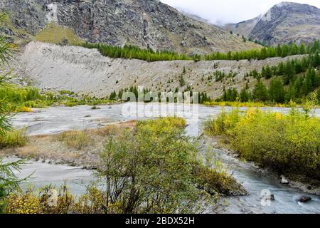 Alpine Gletscherbach mit trüben Schmelzwasser, das manchmal auch als Gletschermilch bekannt ist. Stockfoto