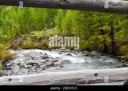 Alpine Gletscherbach mit trüben Schmelzwasser, das manchmal auch als Gletschermilch bekannt ist. Stockfoto