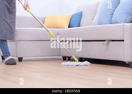 Wischen Sie Böden. Junge Frau Waschen Holz Erdgeschoss zu Hause mit einem Mopp, Reinigungsgeräte, Konzept der antibakteriellen, Virenschutz, Nahaufnahme. Stockfoto