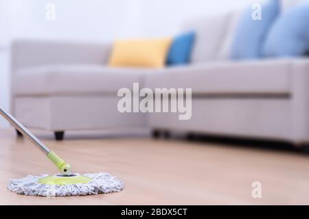 Wischen Sie Böden. Junge Frau Waschen Holz Erdgeschoss zu Hause mit einem Mopp, Reinigungsgeräte, Konzept der antibakteriellen, Virenschutz, Nahaufnahme. Stockfoto