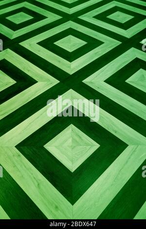 Vertikale Bild von dunklen und hellgrünen geometrischen Muster Holzboden Stockfoto