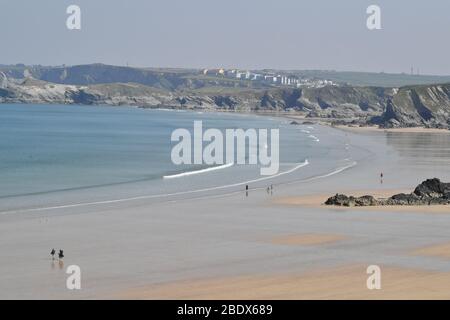 Die Menschen laufen am Tolcarne-Strand in Newquay an der Nordküste von Cornwall, während Großbritannien weiterhin in der Sperre bleibt, um die Ausbreitung des Coronavirus einzudämmen. Stockfoto