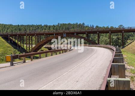Wooden Arch Span Highway Bridge In South Dakota Stockfoto