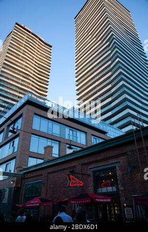 Toronto, Kanada - das Distillery District, das nur für die Fußgängerzone gilt, befindet sich in malerischen Gebäuden aus dem 19. Jahrhundert, in denen einst eine große Whiskey-Destillerie untergebracht war. Stockfoto