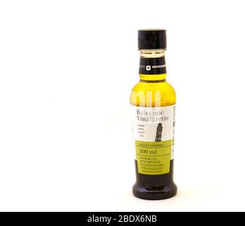 Alberton, Südafrika - eine Flasche balsamischer Vinaigrette von Woolworths Food isoliert auf einem klaren Hintergrundbild mit Kopierraum Stockfoto
