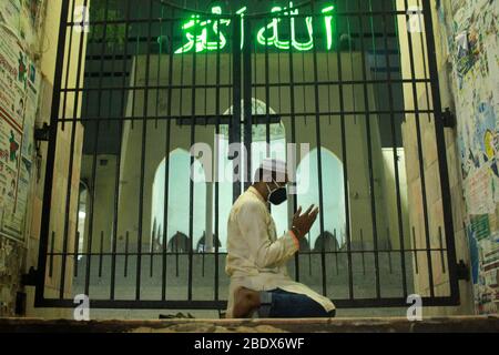 Dhaka, Bangladesch. April 2020. Muslime aus Bangladesch, die Maske tragen, besuchen die Jummah-Gebete vor der Baitul Makaram National Moschee während der Krönungsvirus-Krise in Dhaka. Bangladesch hat alle Gebete, einschließlich der Freitagsgemeinden in Moscheen, ausgesetzt, um die Verbreitung von COVID-19 einzudämmen. (Foto von MD Abu Sufian Jewel/Pacific Press) Quelle: Pacific Press Agency/Alamy Live News Stockfoto