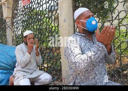 Dhaka, Bangladesch. Januar 2000. Muslime aus Bangladesch, die Maske tragen, besuchen die Jummah-Gebete vor der Baitul Makaram National Moschee während der Krönungsvirus-Krise in Dhaka. Bangladesch hat alle Gebete, einschließlich der Freitagsgemeinden in Moscheen, ausgesetzt, um die Verbreitung von COVID-19 einzudämmen. (Foto von MD Abu Sufian Jewel/Pacific Press) Quelle: Pacific Press Agency/Alamy Live News Stockfoto