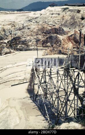 Schlamm in die Tagebaugrube Tin Mine, Malaysia abgeführt Stockfoto