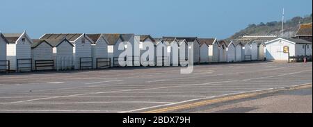 Lyme Regis, Dorset, Großbritannien. April 2020. UK Covid-19: Lyme Regis' Parkplätze sind am Karfreitag geschlossen, um Besucher zu ermutigen, weg zu bleiben angesichts der Coronavirus-Pandemie. Der Tourismus ist die Hauptindustrie der Stadt und die wirtschaftlichen Auswirkungen der Blockierung auf die Kleinunternehmen in der Stadt beginnen bereits zu beißen. Kredit: Celia McMahon/Alamy Live News Stockfoto