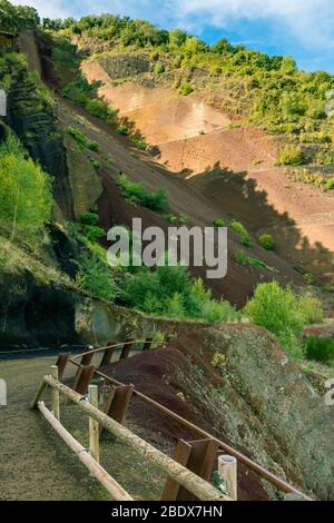 Der malerische Krater des Vulkans Croscat (Naturpark Garrotxa) Stockfoto