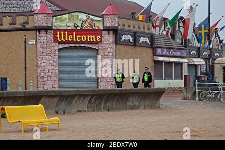 Portobello, Edinburgh, Schottland, Großbritannien. April 2020. Polizeipatrouillen an einem sehr ruhigen Strand und Promenade in Portobello, Edinburgh, Schottland, Großbritannien. April 2020. Im Bild: Polizeikontrollen auf der Promenade, drei separate vor Mittag innerhalb einer Stunde. Schild sagt Willkommen, aber nicht an diesem Osterwochenende. Quelle: Arch White/Alamy Live News Stockfoto