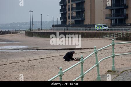 Polizei patrouilliert an einem sehr ruhigen Portobello Strand und Promenade, Edinburgh, Schottland, Großbritannien. April 2020. Im Bild: Polizeipatrouillen auf der Promenade, drei separate vor Mittag innerhalb einer Stunde. Schild sagt Willkommen, aber nicht an diesem Osterwochenende. Stockfoto