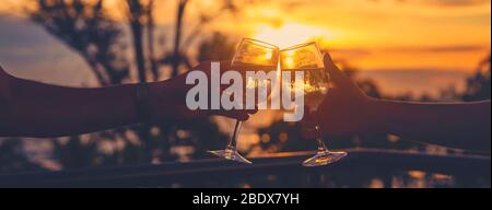 Mit Gläsern Wein bei Sonnenuntergang. Selektive konzentrieren. Trinken. Stockfoto