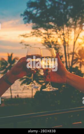 Mit Gläsern Wein bei Sonnenuntergang. Selektive konzentrieren. Trinken. Stockfoto