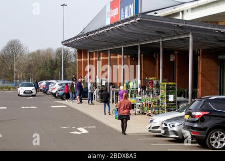 Dundee, Tayside, Schottland, Großbritannien. April 2020. UK Wetter: Lokale Käufer Schlange vor Aldi und Homebargains Läden an einem hellen warmen Karfreitag während der Covid-19 sozialen Distanzierung Lockdown in Dundee. Quelle: Dundee Photographics/Alamy Live News Stockfoto