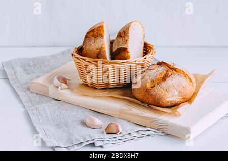 Frisches hausgemachtes Knoblauchbrot. Alternative Brotkonzepte. Nahaufnahme. Stockfoto