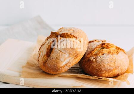 Nahaufnahme von frischem hausgemachtem Brot. Langsame natürliche Gärung ist eine nützliche Alternative zu Hefeteig. Stockfoto