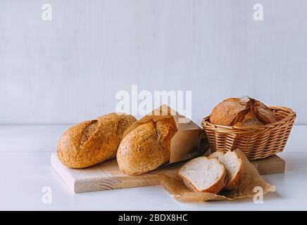 Hausgemachtes Brot aus alternativem Mehl, das die glykämischen Indizes senkt. Erhöhte Bioverfügbarkeit von Nährstoffen. Kopierbereich. Stockfoto