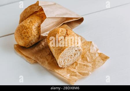 Bio-Buchweizenbrot aus nächster Nähe. Das Konzept des innovativen Brotbackens. Stockfoto