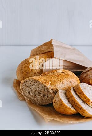 Bio-Buchweizenbrot aus nächster Nähe. Das Konzept des langsamen Carb Baking. Kopierbereich. Vertikales Beschneiden. Stockfoto