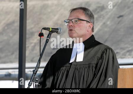 Ökumenischer Gottesdienst am Karfreitag im Drive-in-Kino, eine Antwort auf die Coronavirus-Pandemie. Superintendent Heinrich fickt Stockfoto