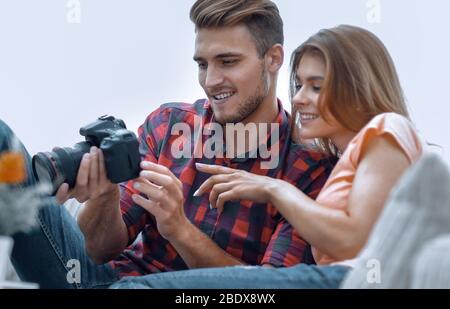 Moderne junge Paar prüft die Fotos auf der Kamera Stockfoto