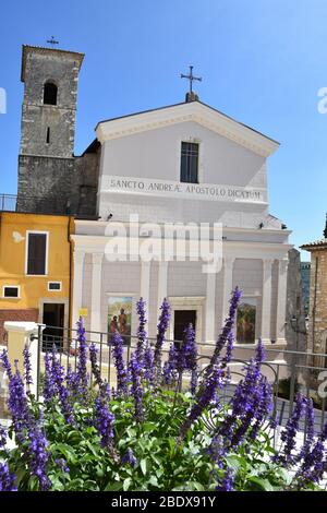 Die Fassade einer Kirche zwischen den Häusern von Pescosolido, einem mittelalterlichen Dorf in Italien Stockfoto