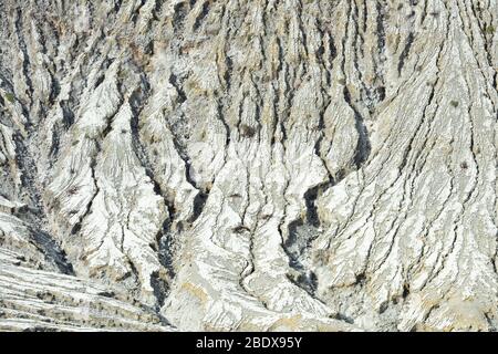 Ansicht von oben, beeindruckende Luftaufnahme von getrockneten Lava, bildet einen schönen natürlichen Textur unter dem Mount Bromo. Cemoro Lawang, Ostjava, Indonesien. Stockfoto