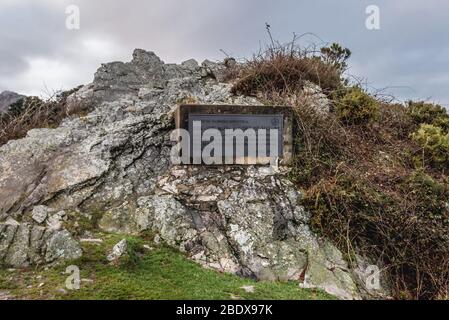 Gedenktafel am Aussichtspunkt Mirador del Fito in der Sierra del Suevemountain Range, nördlicher Halt des Kantabrischen Gebirges in Asturien, Spanien Stockfoto