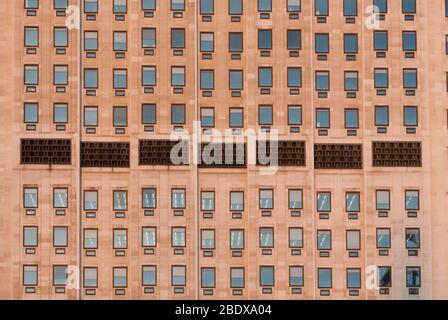 Tower Architecture Portland Stone Shell Centre Building, Bishop's, London SE1 7NA von Sir Howard Robertson & R. Maynard Smith & Sir Robert McAlpine Stockfoto