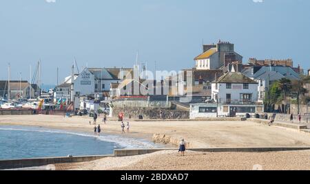 Lyme Regis, Dorset, Großbritannien. April 2020. UK Wetter: Lyme Regis ist fast verlassen Karfreitag trotz der herrlichen warmen Sonnenschein, wie die Menschen hören Regierungsanweisung zu Hause bleiben im Lichte der Covid-19 Pandemie. Die leeren Strände stehen im Kontrast zur Szene von Ostern, als Urlauber und Strandbesucher in die Stadt strömten, um ein ähnlich warmes und sonniges Osterwochenende zu genießen. Der Tourismus ist die Hauptindustrie der Stadt und die wirtschaftlichen Auswirkungen der Blockierung auf die Kleinunternehmen in der Stadt beginnen bereits zu beißen. Kredit: Celia McMahon/Alamy Live News Stockfoto