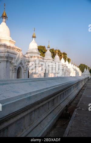 Weiße Stupas mit blauen Himmel auf der Kuthodaw Pagode, Mandalay, Myanmar Stockfoto