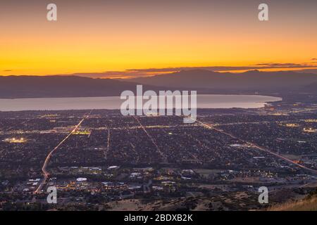 Provo, Utah, USA Blick auf die Innenstadt vom Aussichtspunkt in der Dämmerung. Stockfoto