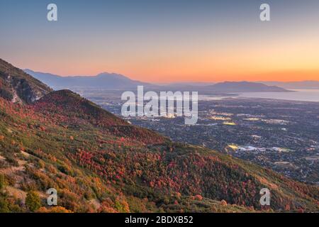 Provo, Utah, USA Blick auf die Innenstadt vom Aussichtspunkt in der Dämmerung. Stockfoto