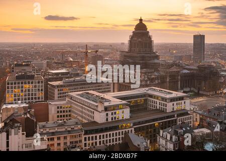 Brüssel, Belgien Stadtbild im Palais de Justice in der Abenddämmerung. Stockfoto