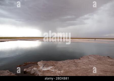 Stürmische Wolken über der Lagune von Cejar, San Pedro de Atacama, Atacama Wüste, Chile Stockfoto