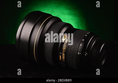 Nikon-Zoom 14-24mm-Objektiv auf Studioaufnahme Stockfoto