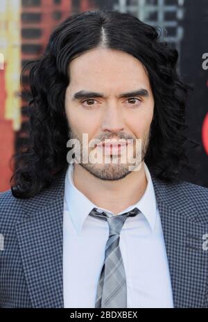 Russell Brand, UK Premiere von Arthur, O2 Arena, London. GROSSBRITANNIEN Stockfoto