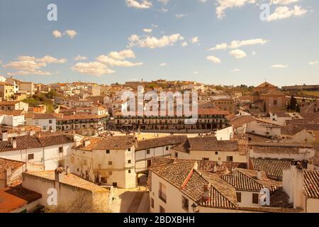Panoramablick auf Chinchon, ein kleines spanisches Dorf in der Nähe von Madrid, Spanien Stockfoto