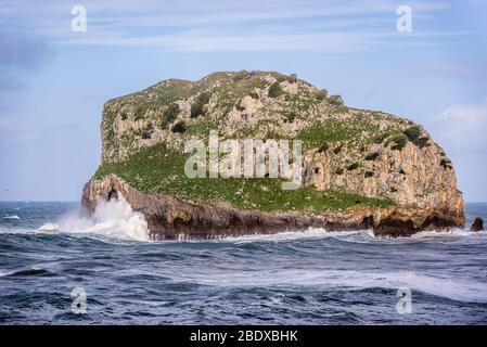 Kleine Felseninsel von Aquech, auch auf Baskisch Aketx neben der Insel Gaztelugatxe an der Küste der Provinz Biskaya in der Nähe der Stadt Bermeo in Spanien genannt Stockfoto