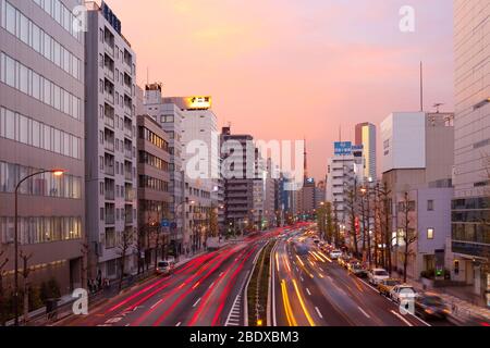 Shinagawa-Viertel, Tokio, Japan - Verkehr an der Takanawa Avenue in der Abenddämmerung. Stockfoto