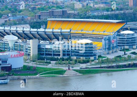 Pittsburgh, Pennsylvania, USA - erhöhte Ansicht des leeren Heinz Field Stadions. Stockfoto