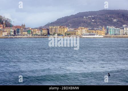 Gebäude über dem Strand La Concha in San Sebastian Küstenstadt in der baskischen Autonomen Gemeinschaft, Spanien - Blick mit Rathaus Stockfoto