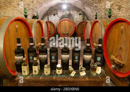 Weinkeller mit Flaschen und Fässern in Montepulciano, Toskana, Italien Stockfoto