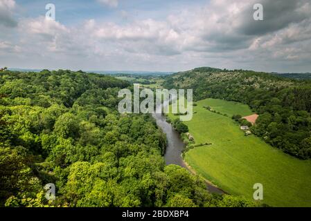 Blick auf den Fluss Wye, während das Wye Tal am aussichtspunkt des symonds yat-Felsens vorbeischlängelt. Stockfoto