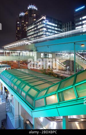 Odaiba, Tokyo, Kanto Region, Honshu, Japan - Station der Yurikamome Hochbahn. Stockfoto