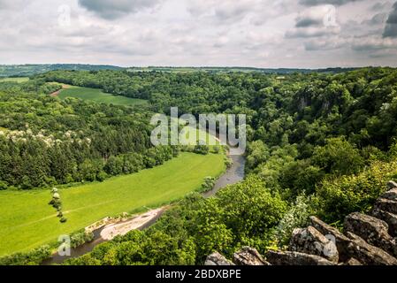 Blick auf den Fluss Wye, während das Wye Tal am aussichtspunkt des symonds yat-Felsens vorbeischlängelt. Stockfoto