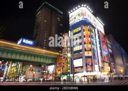 Akihabara Electric Town, Tokyo, Kanto Region, Honshu, Japan - beleuchtete Gebäude voller Werbeschilder in einem Einkaufsviertel. Stockfoto