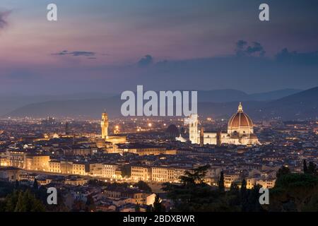 Florenz Stadtbild zeigt Kathedrale Santa Maria del Fiore (Duomo), von der Piazzale Michelangelo in der Dämmerung, Florenz, Italien Stockfoto